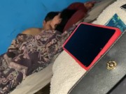 Me masturba debajo de las sábanas  1/16