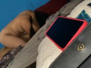 Me masturba debajo de las sábanas  10/16