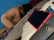 Me masturba debajo de las sábanas  11/16