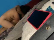 Me masturba debajo de las sábanas  12/16