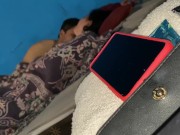 Me masturba debajo de las sábanas  2/16