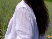 Русская Красавица в Поле Показывает Свои Сладкие Булочки и Смущает Трактористов 14/16