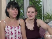 Zwei scharfe Mädels und ein besonderes Spielzeug... 6/16