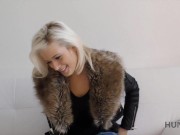 HUNT4K. La bionda guadagna soldi per il matrimonio facendo sesso con un vicino maturo 7/16