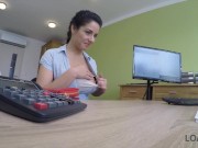 LOAN4K. L'affascinante ragazza accetta di fare amicizia con l'impiegato di banca dotato 5/16