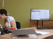 LOAN4K. L'affascinante ragazza accetta di fare amicizia con l'impiegato di banca dotato 7/16