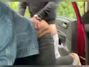 (sexe public risqué amateur) Levrette en voiture au bord de la route 3/16