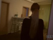 DEBT4k. Mann kommt zum russischen Schuldner und bohrt bald rasierte Muschi 3/16