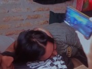 Mi mejor amiga me quiere dar una mamada mientras juego el free fire en mi celular 3/16