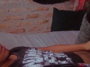 Mi mejor amiga me quiere dar una mamada mientras juego el free fire en mi celular 9/16