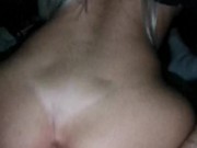 Трахаю блонди сучку в машине и незаметно снимаю. Стонет и скачет на моем большом хуе 1/16