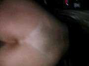 Трахаю блонди сучку в машине и незаметно снимаю. Стонет и скачет на моем большом хуе 13/16