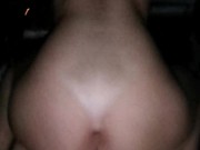 Трахаю блонди сучку в машине и незаметно снимаю. Стонет и скачет на моем большом хуе 8/16