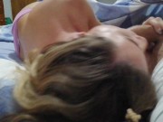 Ella me despierta para que le hidrate el pelo con leche. Le gusta tener el pelo hidratado :)  13/16