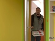 DADDY4K. Une fille mince fait l'amour avec le père de BF dans le salon 15/16