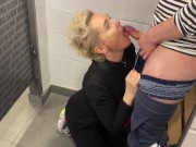 Шоппинг в торговом центре неожиданно закончился минетом в примерочной. 13/16