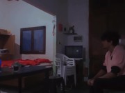 Viejos amigos se calientan con pelea de almohadas y coqueteos atrevidos  5/16