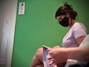 Me masturbo en la sala de espera del dentista. A ella le gusta mi gran polla pero disimula 2/16