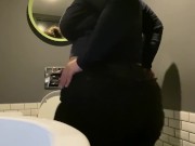 Толстушка в туалете бара раздевается и ласкает огромные сиськи Irina Priroda 4/16