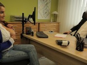 LOAN4K. Un mec aide une bombe coquine à payer sa chirurgie plastique