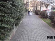 DEBT4k. Un grosso debito è il motivo per cui la ragazza viene scopata in presenza dello sposo 2/16