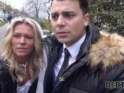 DEBT4k. Un grosso debito è il motivo per cui la ragazza viene scopata in presenza dello sposo 3/16