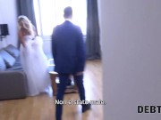 DEBT4k. Un grosso debito è il motivo per cui la ragazza viene scopata in presenza dello sposo 5/16