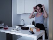 Уборка номера без одежды за деньги закончилась миньетом - Дарси Дарк 1/16