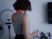 Уборка номера без одежды за деньги закончилась миньетом - Дарси Дарк 2/16