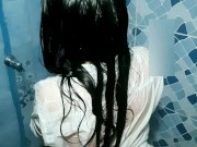 ESPIO A MI MEJOR AMIGA EN LA DUCHA Y TERMINO FOLLANDO SU CULO ( CASI NOS CACHAN)