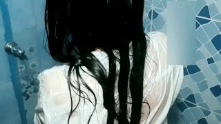ESPIO A MI MEJOR AMIGA EN LA DUCHA Y TERMINO FOLLANDO SU CULO ...
