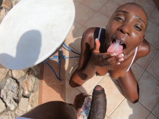 Afrikanische Pussy mit Glatze doggy von Riesenschwanz gefickt & voll in den Mund gespritzt