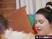 Curvy lesbian gets her ass fingered before pussy licking 12/16