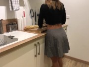 Elle cuisine avec une jupe qui moule son gros cul 1/16