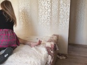 Моя девушка спалила меня за дрочкой и помогла кончить! 3/16