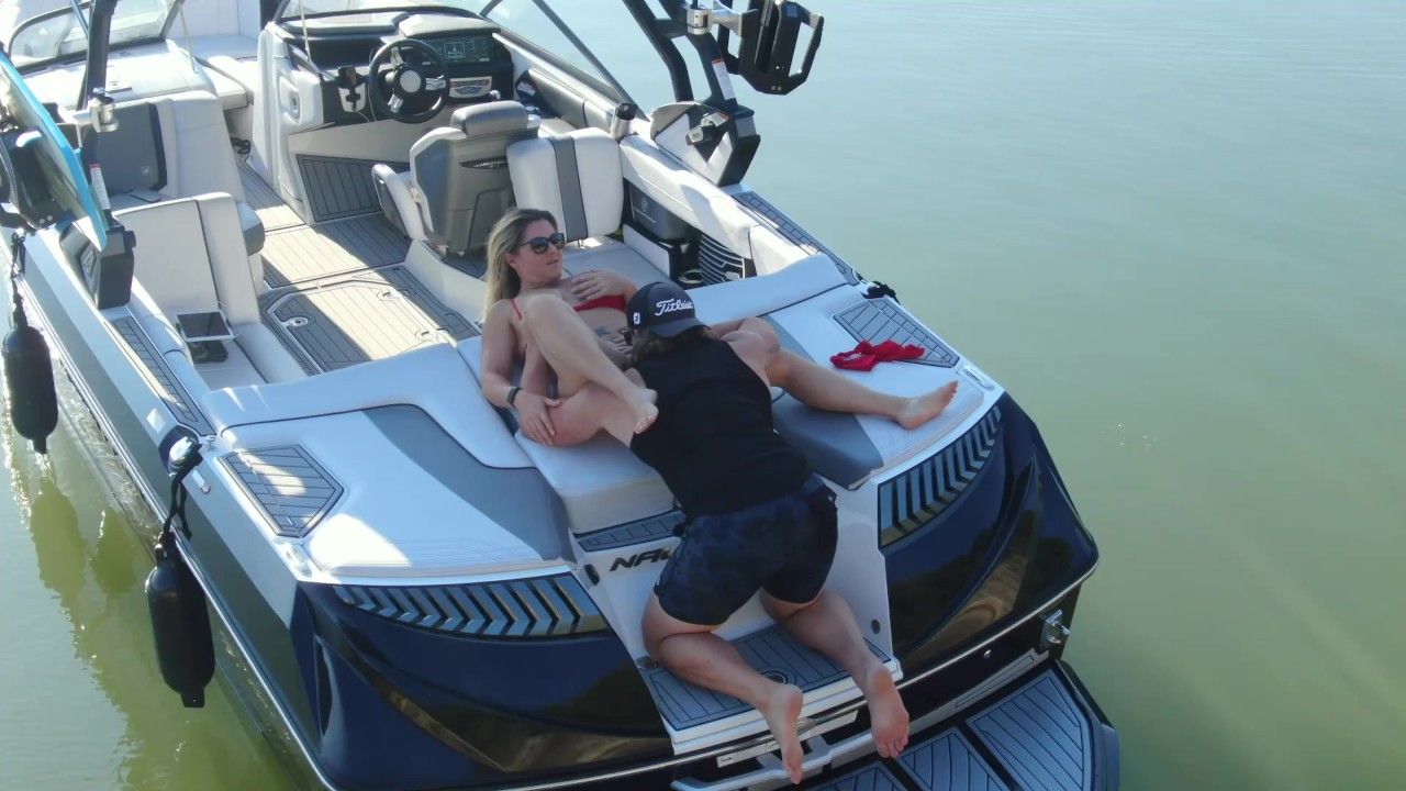 MILF getting her pussy licked on a boat in the middle of the lake - RedTube