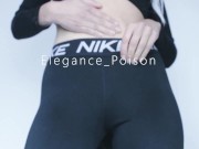 ELLE SE MASTURBE DANS SON LEGGIN DANS LES VESTIAIRES DE LA SALLE DE SPORT 1/16