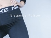 ELLE SE MASTURBE DANS SON LEGGIN DANS LES VESTIAIRES DE LA SALLE DE SPORT 15/16
