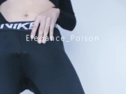 ELLE SE MASTURBE DANS SON LEGGIN DANS LES VESTIAIRES DE LA SALLE DE SPORT 2/16