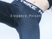 ELLE SE MASTURBE DANS SON LEGGIN DANS LES VESTIAIRES DE LA SALLE DE SPORT 3/16