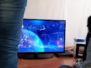 Пока мои соседки по комнате играют в Injustice, я мастурбирую свою киску - lesbian_illusion 1/16