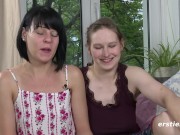 Nadine & Marie schenken einander ein klitorales Erdbeben 6/16