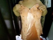 Зрелая дама с пышными формами в примерочной 1/16