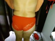 Зрелая дама с пышными формами в примерочной 3/16