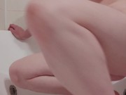 Соседка в ванной скачет на дилдо, сосет, сквиртует , спазмирует клитор, киска течёт ,  7/16