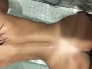 Je la baise dans la douche de ses parents 15/16