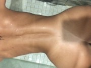 Je la baise dans la douche de ses parents 16/16