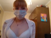 Озабоченная медсестра лечит больного 5/16