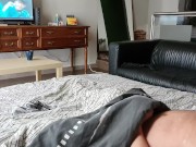 Saco mi polla mientras veo EL JUEGO DEL CALAMAR. Mi madrastra no puede creerlo... 1/16