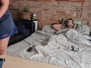 Saco mi polla mientras veo EL JUEGO DEL CALAMAR. Mi madrastra no puede creerlo... 2/16